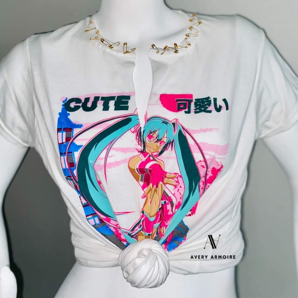 Cute trendy tee w/ pins